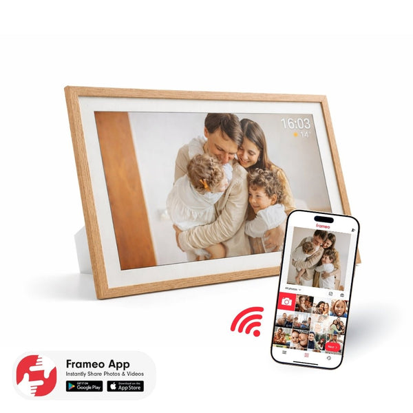 UMBRION - Grote Digitale Fotolijst Hout - 15.6" XL (39.6 cm) - met afbeelding van blij gezin en telefoon waarop de Frameo app wordt weergegeven